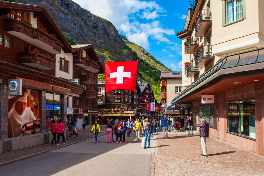 Switzerland Wants to Allow Sunday Work in Urban Tourist Hotspots