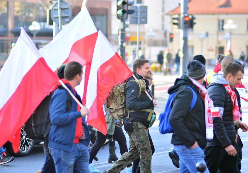 Numerous farmers rally in Warsaw opposing EU climate measures and the import of goods from Ukraine.