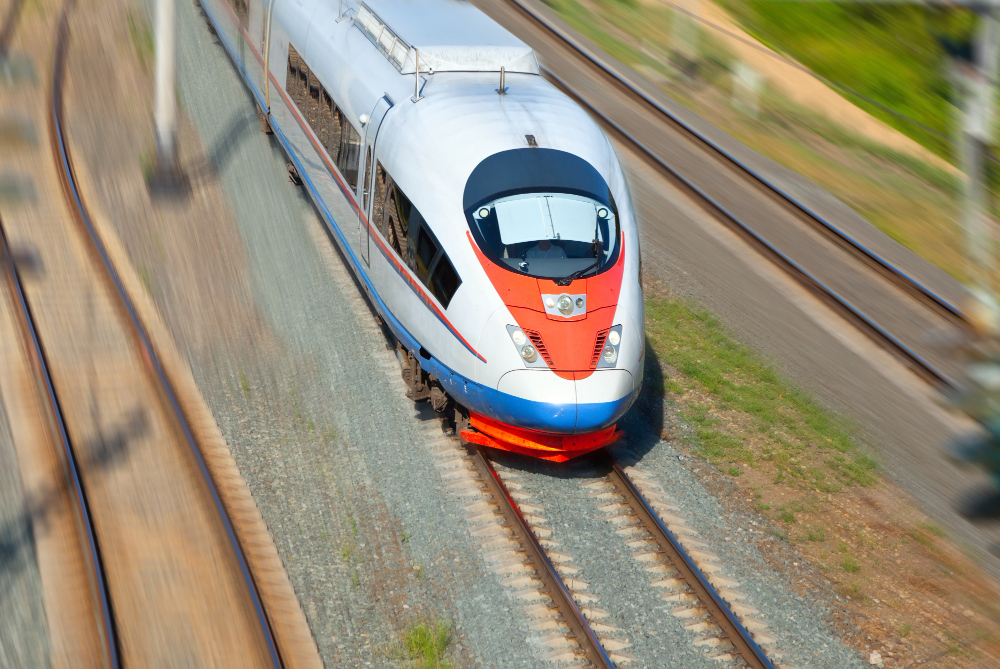 The German Train Drivers’ Union halts its strike temporarily to engage in negotiations.