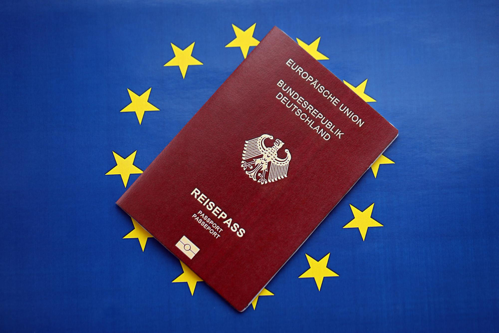 Service to expedite citizenship processing launched in two German states